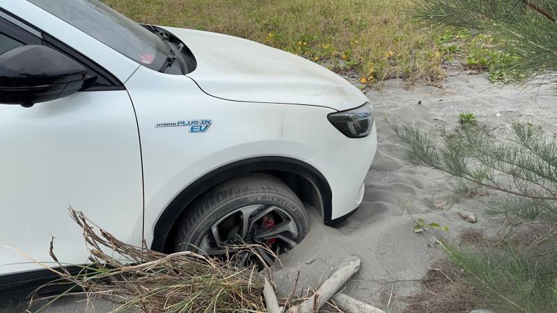 遊客車輛受困沙灘 大武警即刻救援
