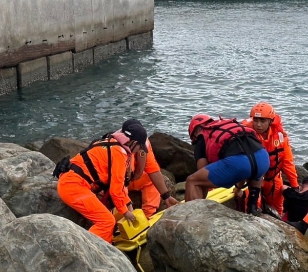 富岡漁港有人跳海 海巡人員即刻救援
