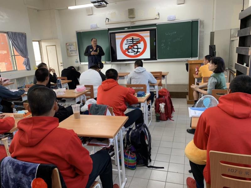 少年隊至東大體中學入校入班 反毒、識詐宣導,提高學生防護意識
