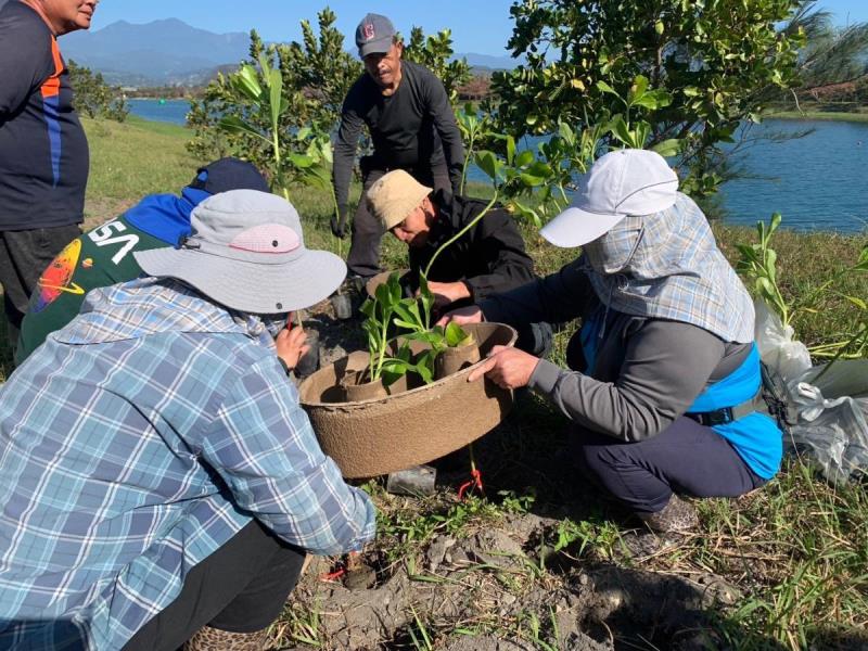 慈心基金會媒合企業以水寶盆示範植樹  協助台東縣府海岸造林