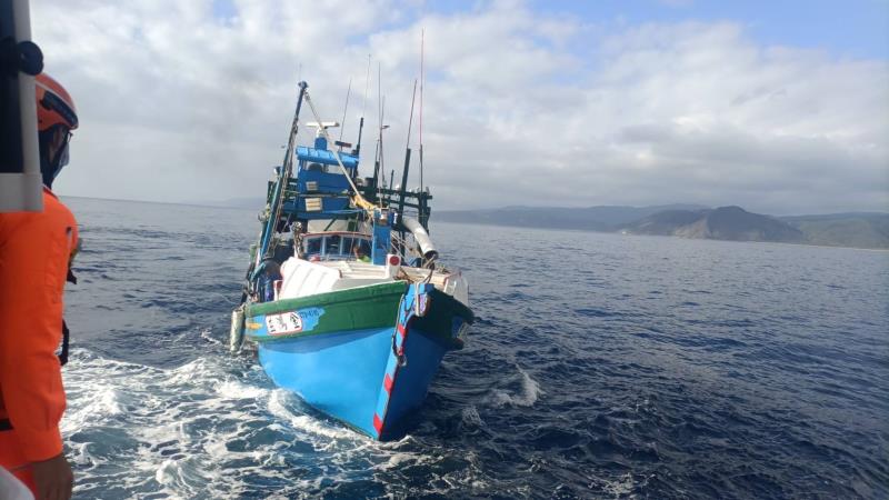 漁工遭魟魚刺傷 海巡艇疾馳救援