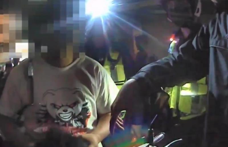 男子穿刑警背心元宵逛大街