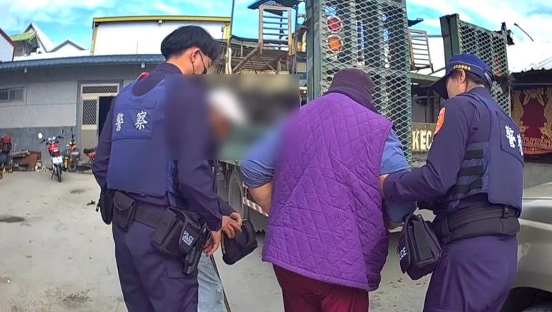 池警暖心攙扶迷途老婦平安返家 鄰居稱讚道謝