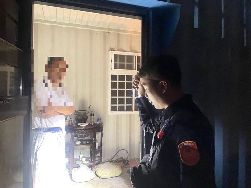 失智男行走車道中央 波麗士助返家