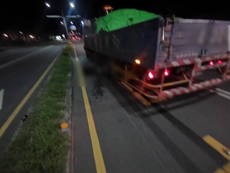 機車與卡車相撞 騎士送醫