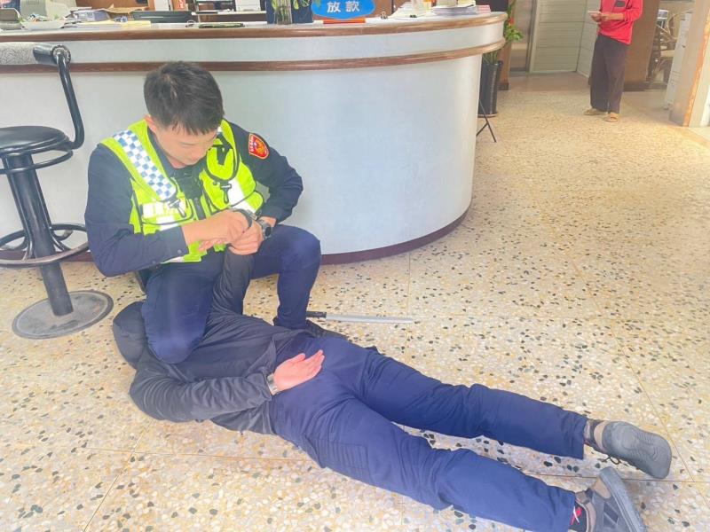 初鹿警防搶演練太逼真    持刀男被制服民眾叫好