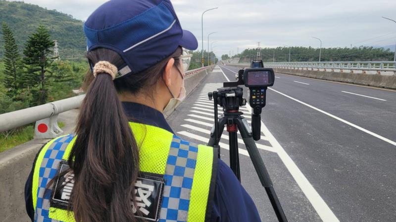手持式雷射測速發威！東警加強機動測速防投機 呼籲駕駛人注意速度