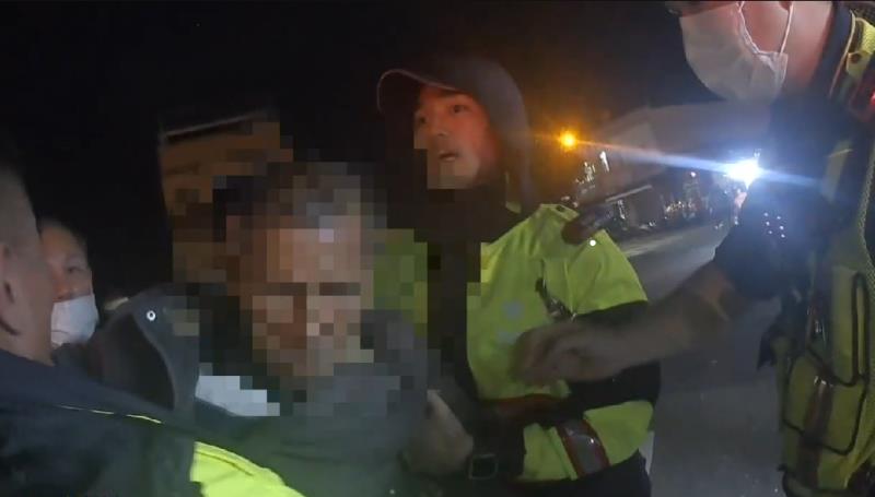 77歲男元宵陣頭人群中昏厥！成功警「揹起老翁跑400公尺」火速就醫