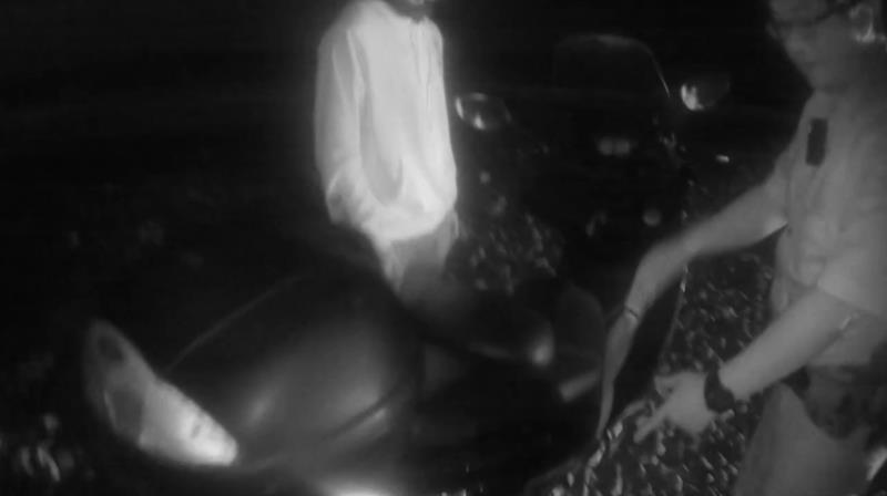 機車觀海誤入沙坑動彈不得 成功警救援助脫困