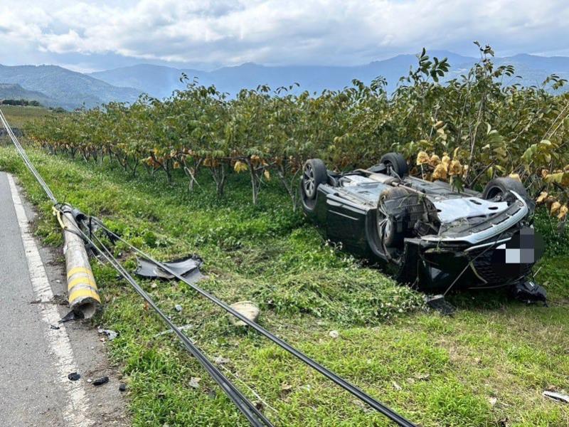 臺東縣卑南鄉酒駕小客車自撞翻覆