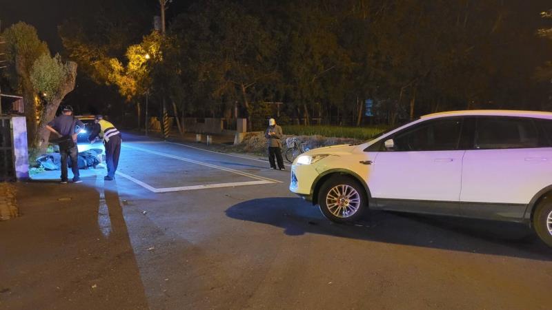 深夜死亡車禍  機車騎士急救無效身亡