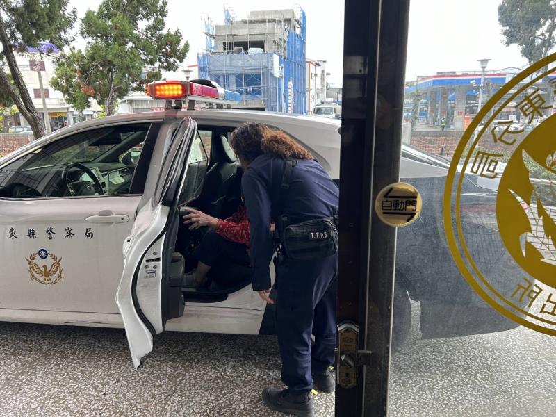 失智老婦蹲坐路邊 女警靠社區關懷名冊助返家