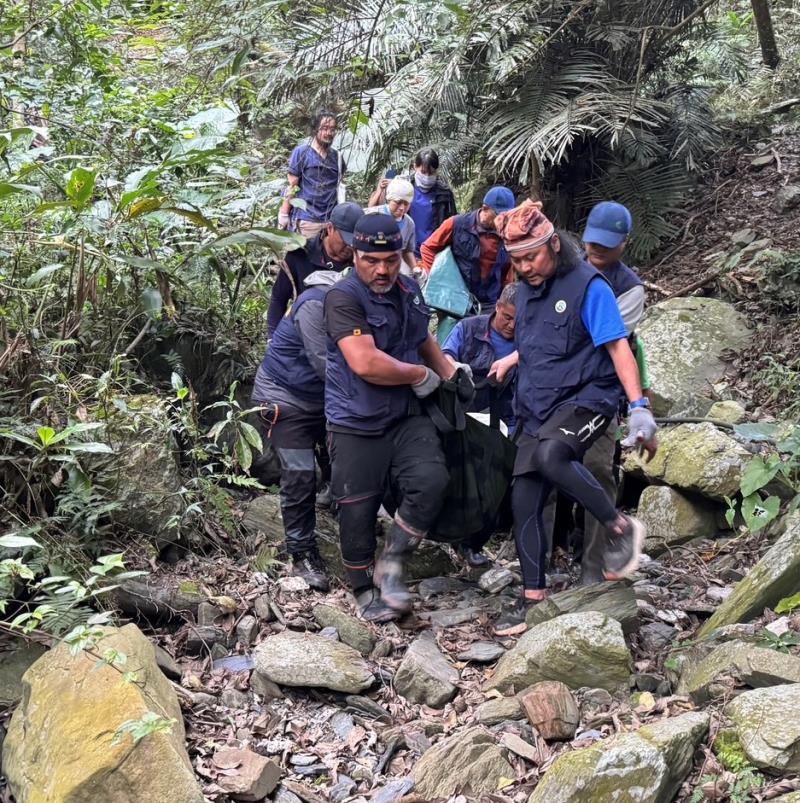 野放黑熊接近聚落再度受困陷阱 黑熊巡守隊即時通報救援