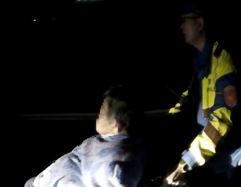 吵架負氣離家! 老婦人下坡跌倒 暖心東警主動護送返家