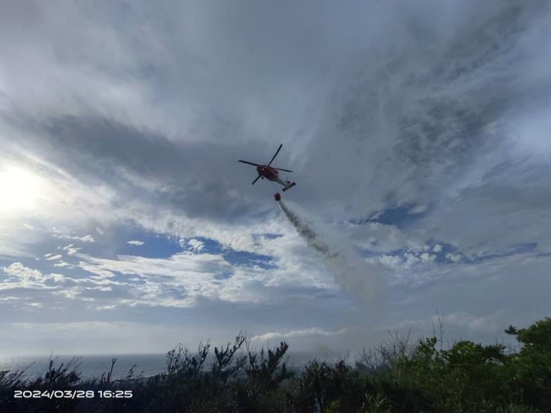 綠島雜草林木大火「蔓延3千多平方公尺」直升機灌水搶控