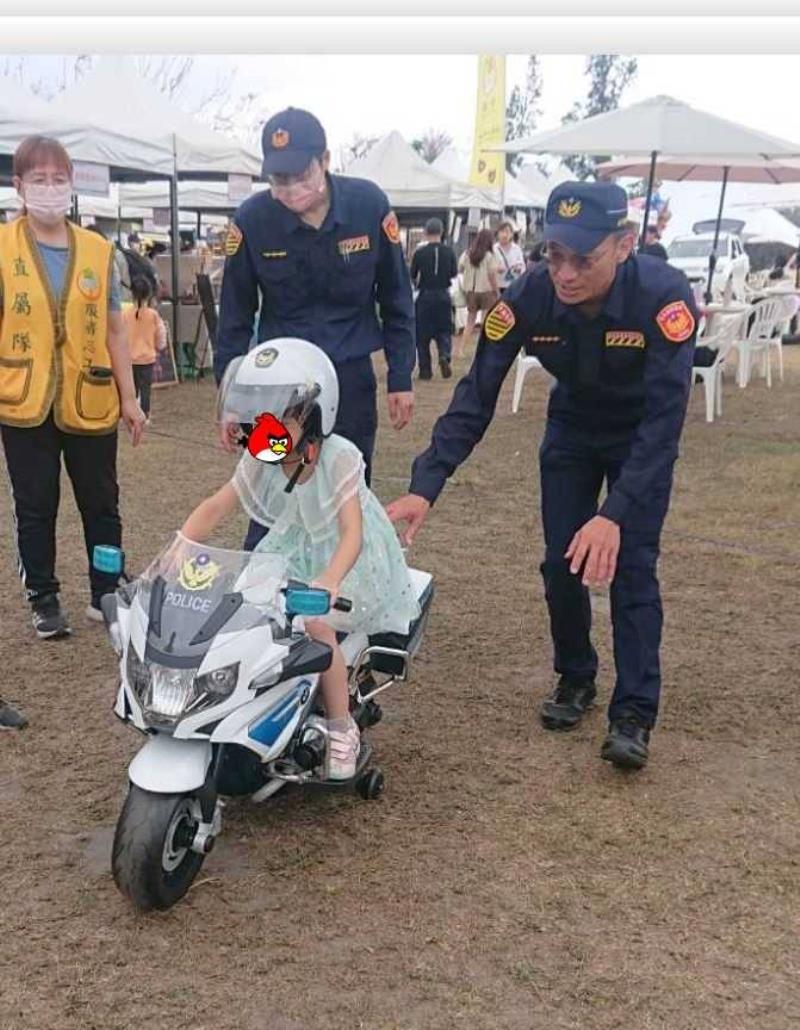 警察叔叔在看喔！東警出動警用大型重機、哈雷小機車與民同樂交通宣導