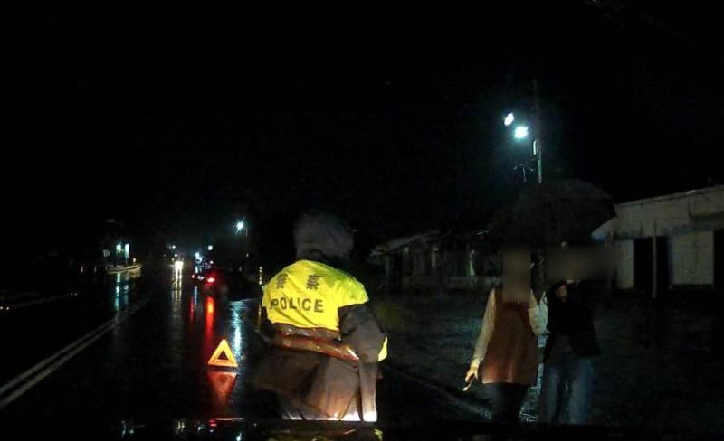 吳姓民眾車輪卡路邊水溝 大武警即時疏導助排除