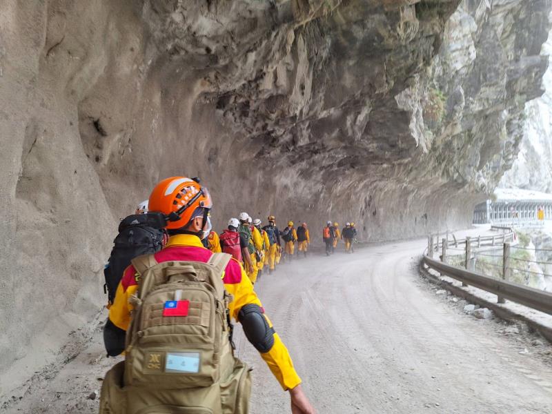 《挺進救援》台東特搜隊協助九曲洞受困民眾返站