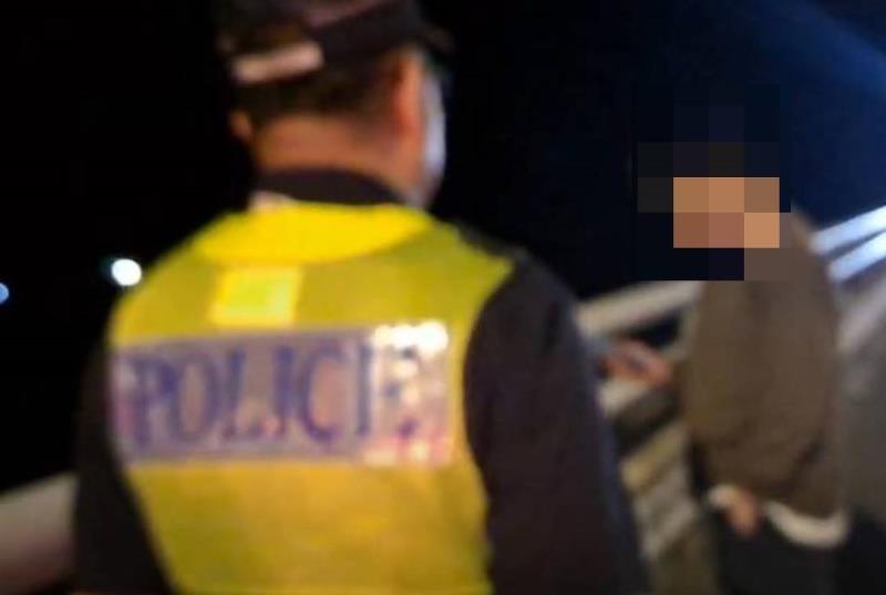 男子機車故障拋錨    熱心警協助平安返家