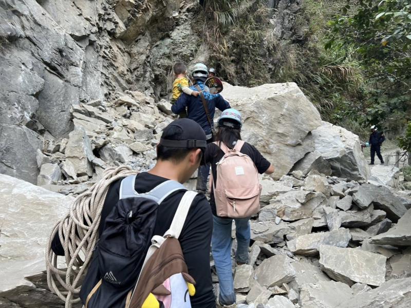一家五口受困水濂洞 天祥警與希臘籍男子攜手合作協助民眾脫困