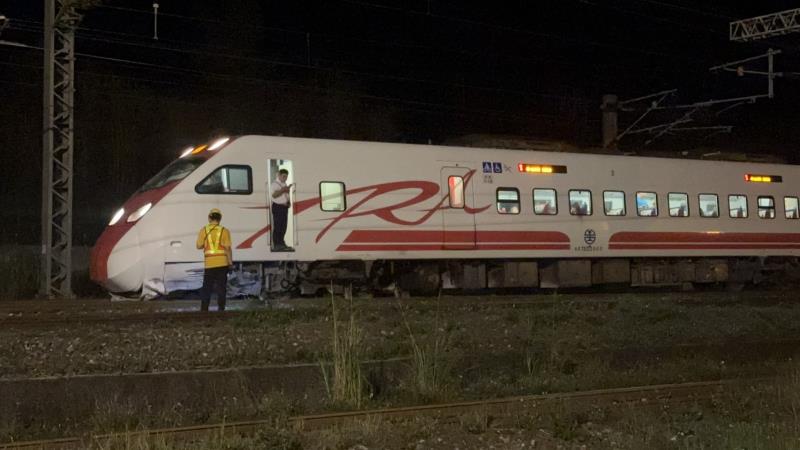 列車擦撞落石導致出軌 臺鐵公司緊急搶修、公布退換票資訊