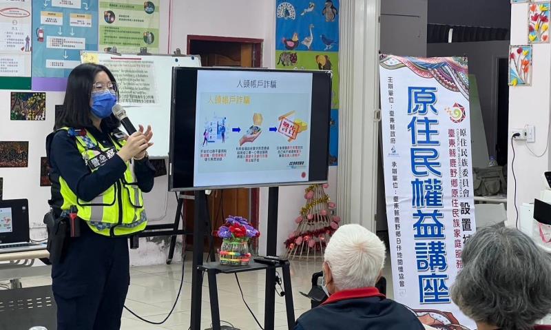 關警「識詐交安宣講團」前往衛生所及文健站 並宣導「自願捺印指紋」服務 