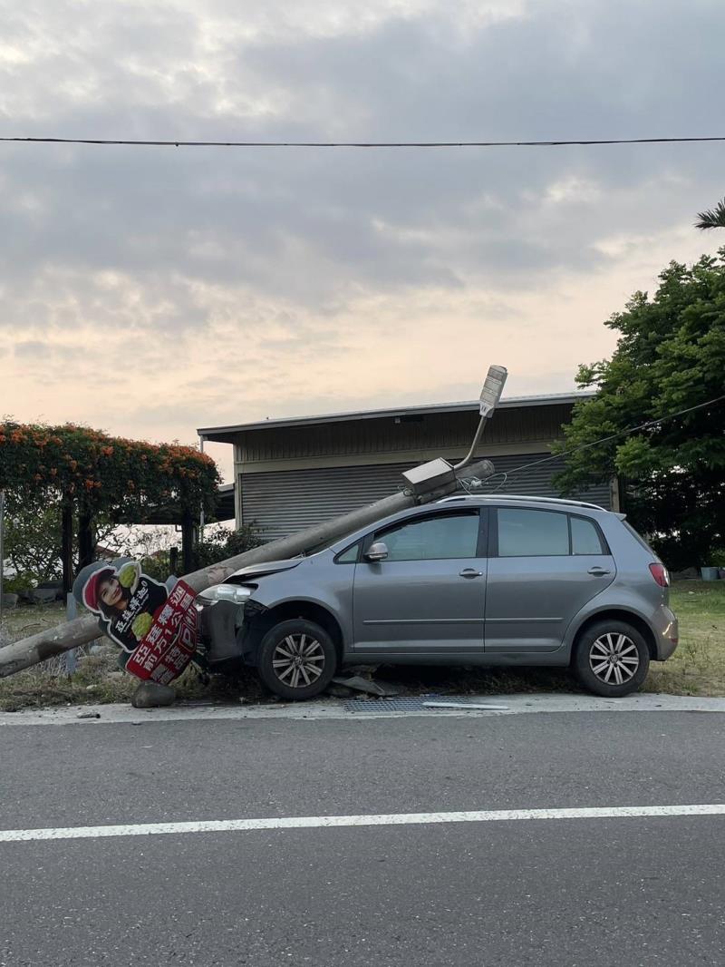 男子駕小客車載妻女 無故自撞路邊水泥燈柱