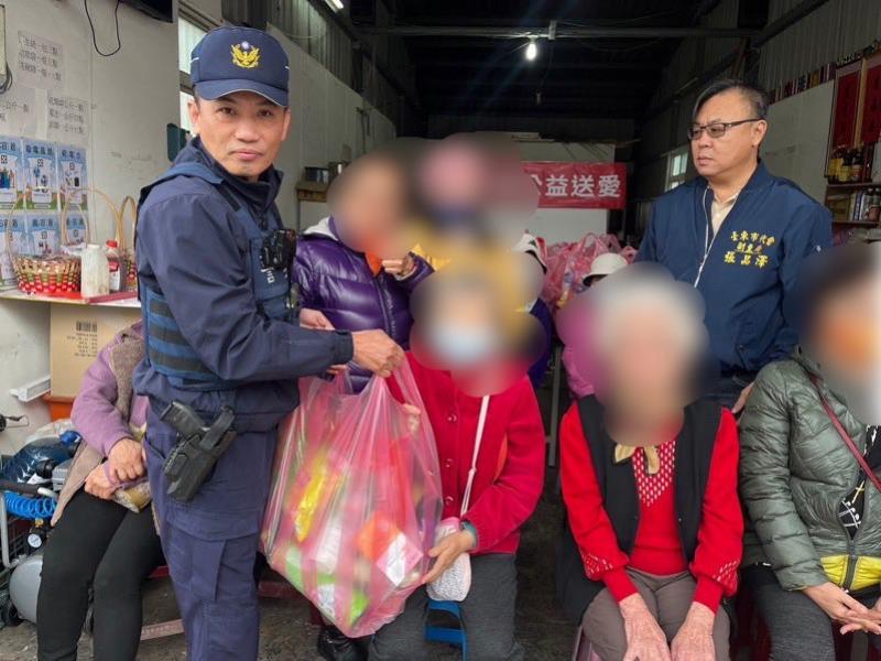 共募民生物資發送! 東警配合豐谷里里長 援助清苦家庭
