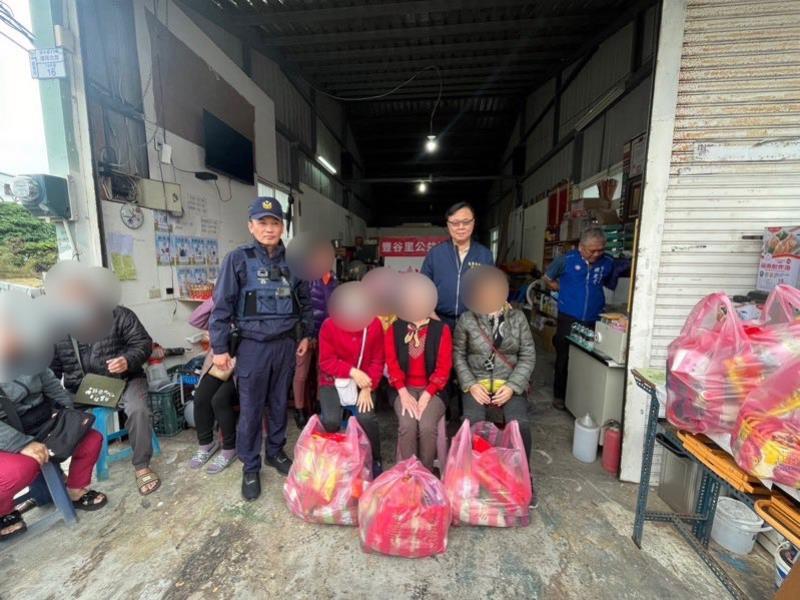 東警配合豐谷里長發放物資送暖