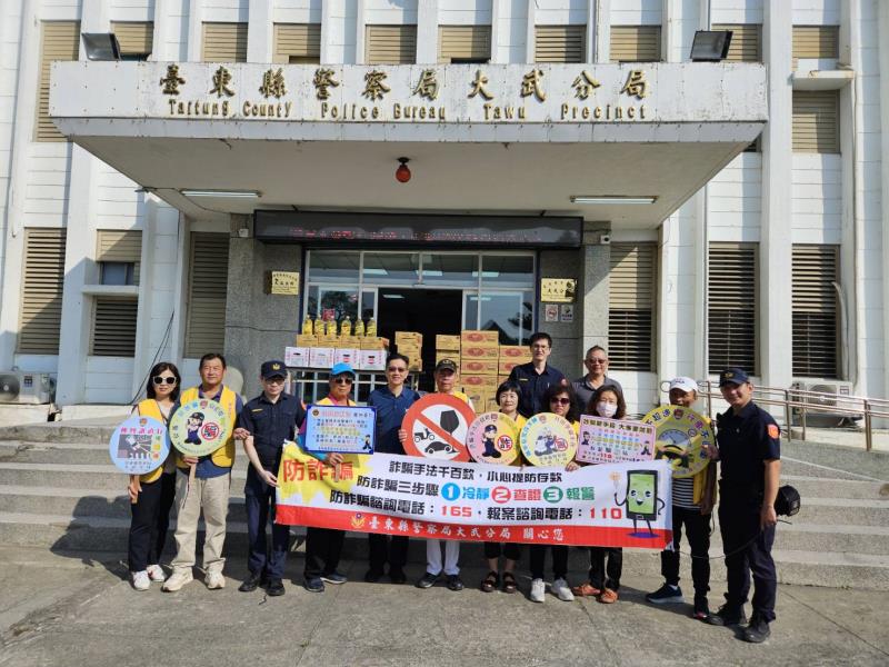 新化都玄天宮結合大武警分局發送物資關懷弱勢暨反詐騙宣導