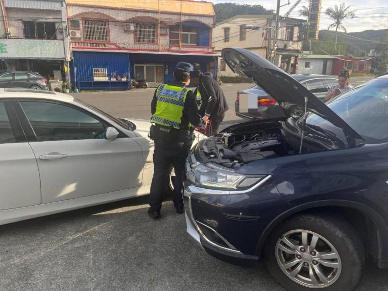 愛車沒電「顧路」波麗士救援「揪甘心」