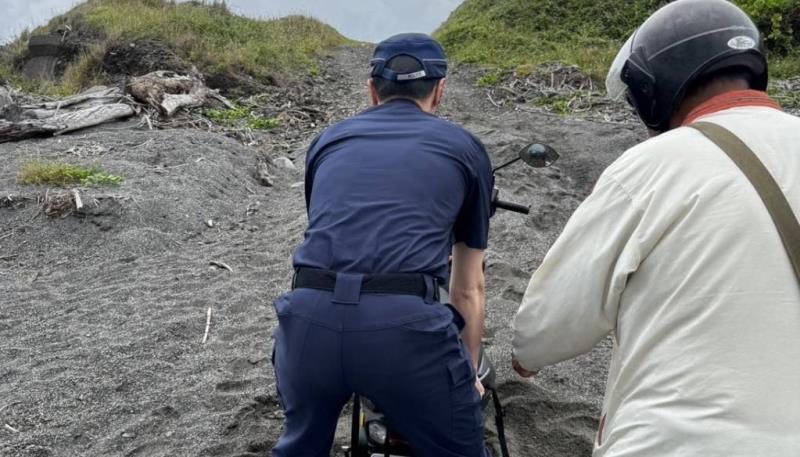 周男騎機車遊東部「藍天海景太美」機車卡沙灘警助脫困