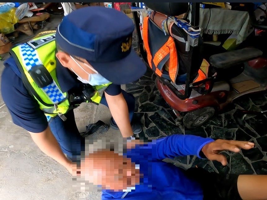 東警救護獨居老人，及早避免憾事發生