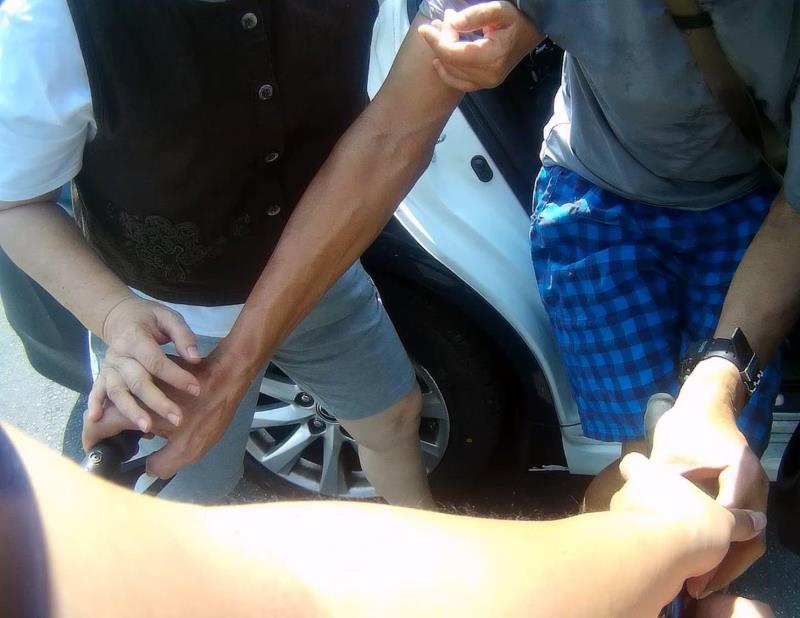 大熱天騎車老翁頭暈倒臥路中    臺東分局員警迅速到場護送返家