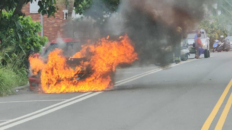 中華路巷內小客車全面燃燒 駕駛驚覺冒煙先行脫困