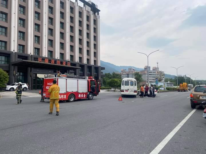 台9線小巴與自小客車追撞事故，駕駛自小客的老翁重傷送醫