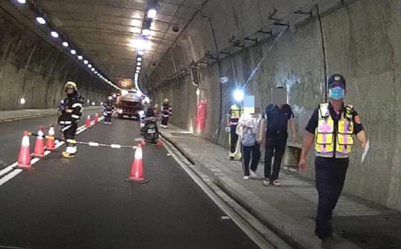 趕赴小港機場搭機卡隧道! 女車內電子系統故障警助排除