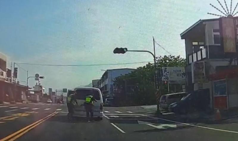 民眾車輛拋錨卡道路中央 警方協助交管、推車化解危機