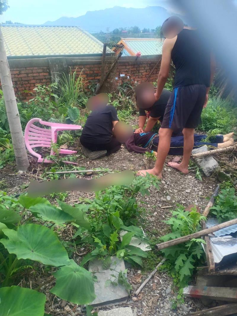 男腹部中槍「仰臥椅子上臟器外露」身亡 前院地上有獵槍