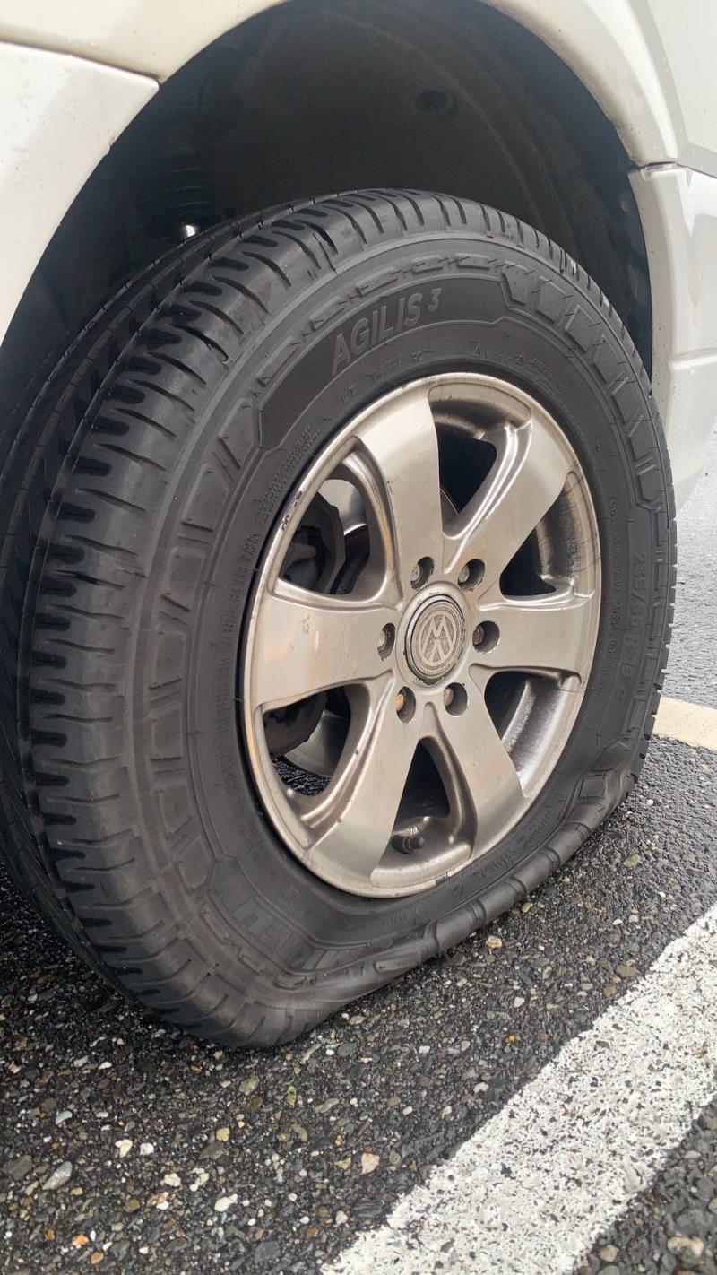 新加坡遊客遇巴士破胎    東警即刻救援留下美好印象