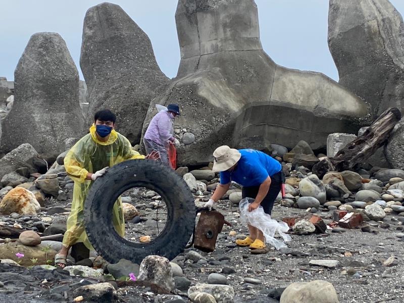近200人富岡漁港「文化走讀淨灘」！清出806.14公斤廢棄物