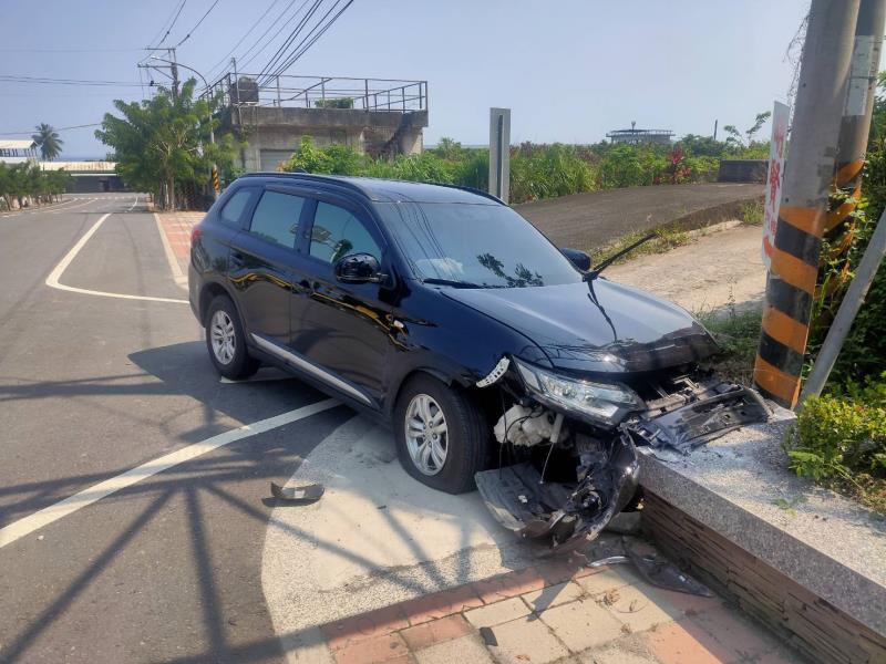 碰的一聲好大聲   太麻里小客車不明原因自撞