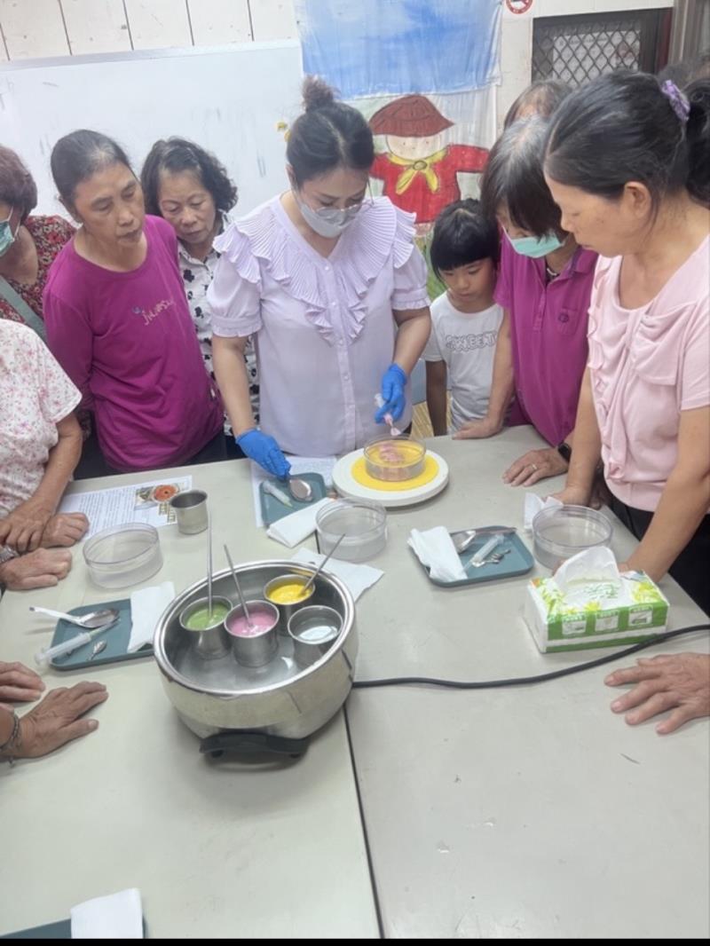 雕入花心和花瓣的藝術甜品! 金牌講師教你做出「療癒系天然果凍花」 