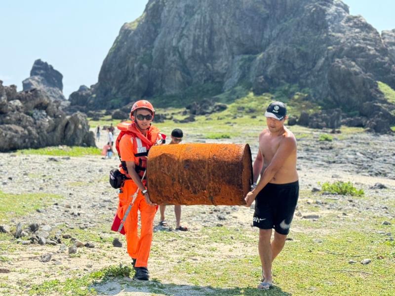 「柚見綠島」 文史走讀淨灘之旅 臺東縣府綠島淨灘清出90.5公斤廢棄物