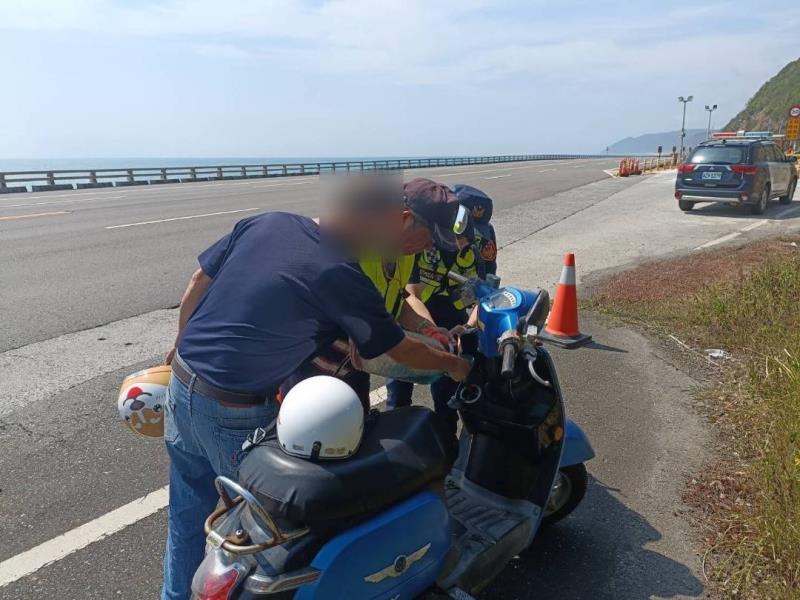 男子返家半路機車沒油 大武警助「加油」