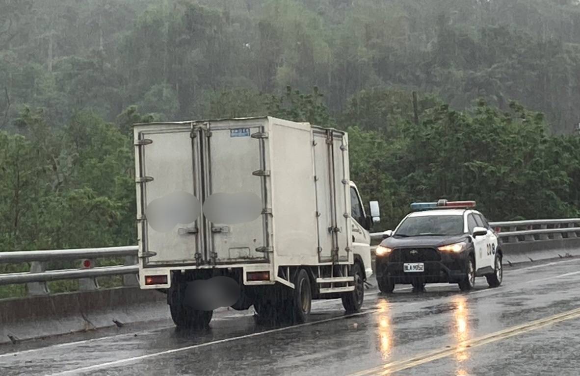 鹿鳴橋上小貨車自撞，疑因天雨打滑釀災厄