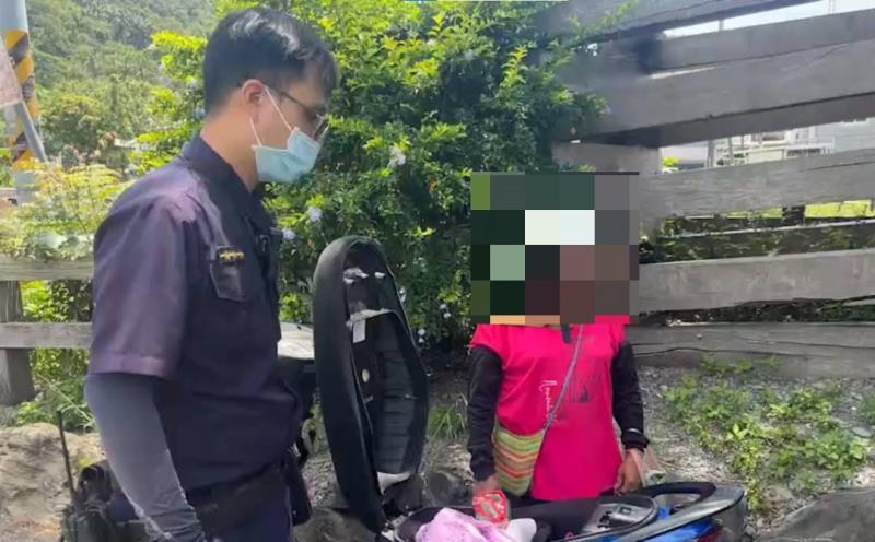 婦人機車故障 波麗士協助排除