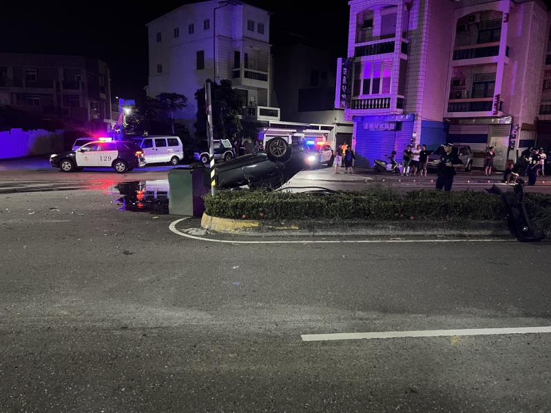臺東市四維路自小客酒駕翻車