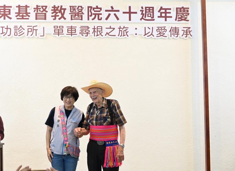 東基60週年！感謝外籍宣教士奉獻 饒慶鈴為創院院長譚維義醫師繫上｢勇士帶｣