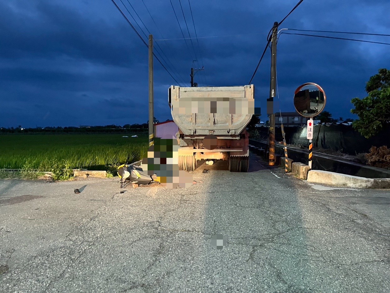 東市重慶四川路口車禍，後座婦人遭貨車輾斃